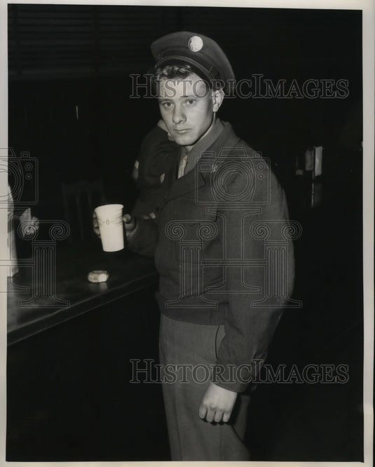 1945 Press Photo New York Pvt William Garrett here to attend family funeral NYC-Historic Images
