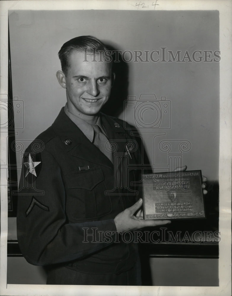 1945 Press Photo New York Pfc Harold Taylor with Freedom Award for Gen Ike NYC-Historic Images