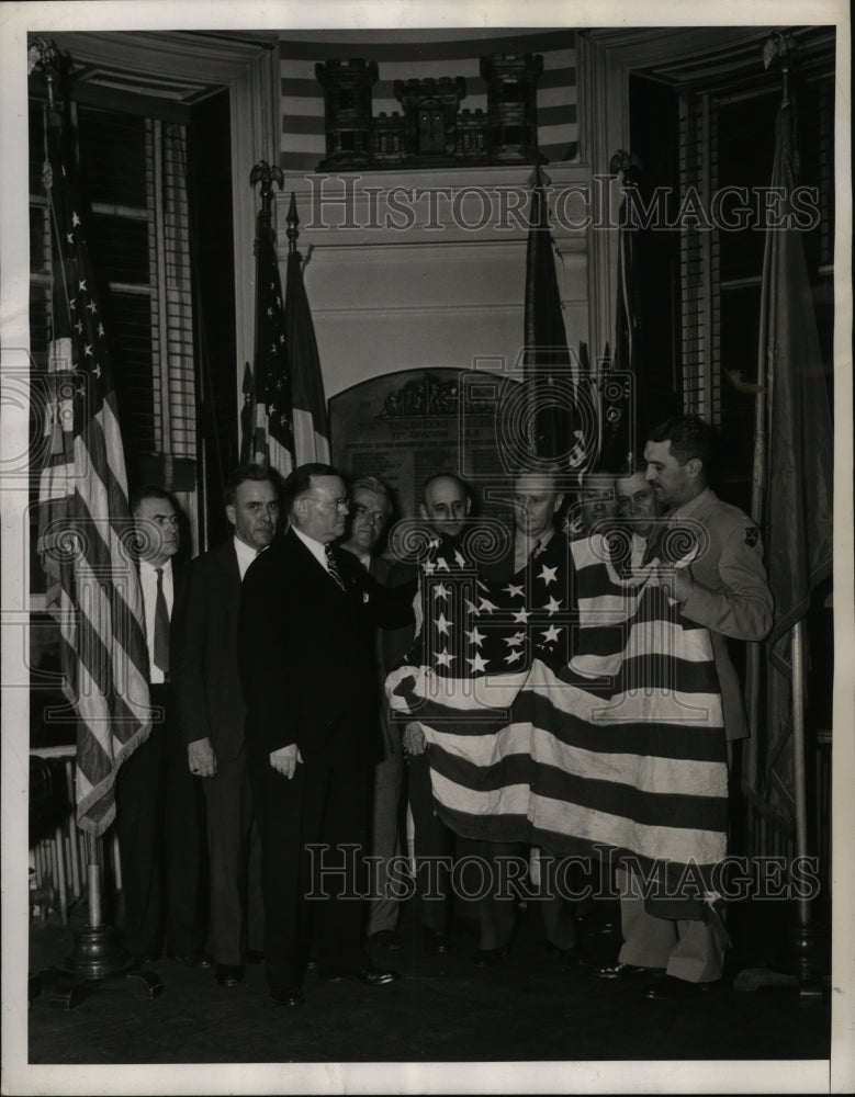 1945 Press Photo New York flag presented to members of 77th Infantry NYC-Historic Images