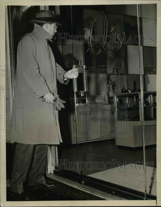 1944 New York customer peering into "Q's" lingerie store NYC - Historic Images