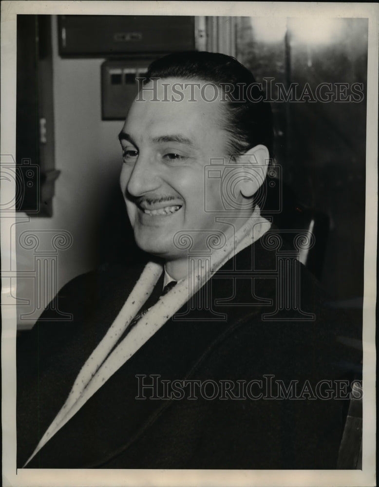 1944 Press Photo Harry Zarief became the father of 4 new children today NYC - Historic Images