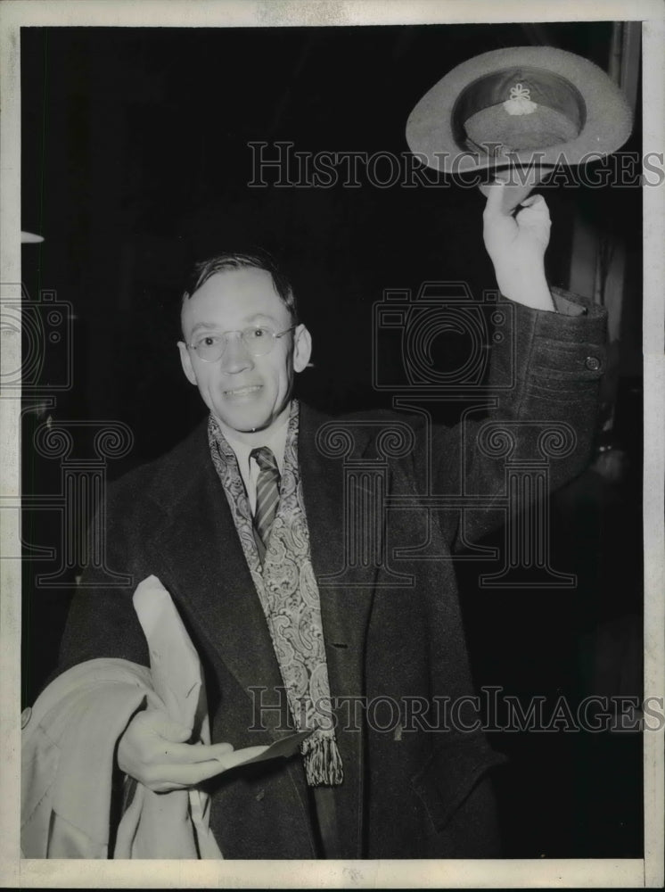 1944 Press Photo New York Lindsey H. Noble arrives aboard the Gripsholm NYC-Historic Images