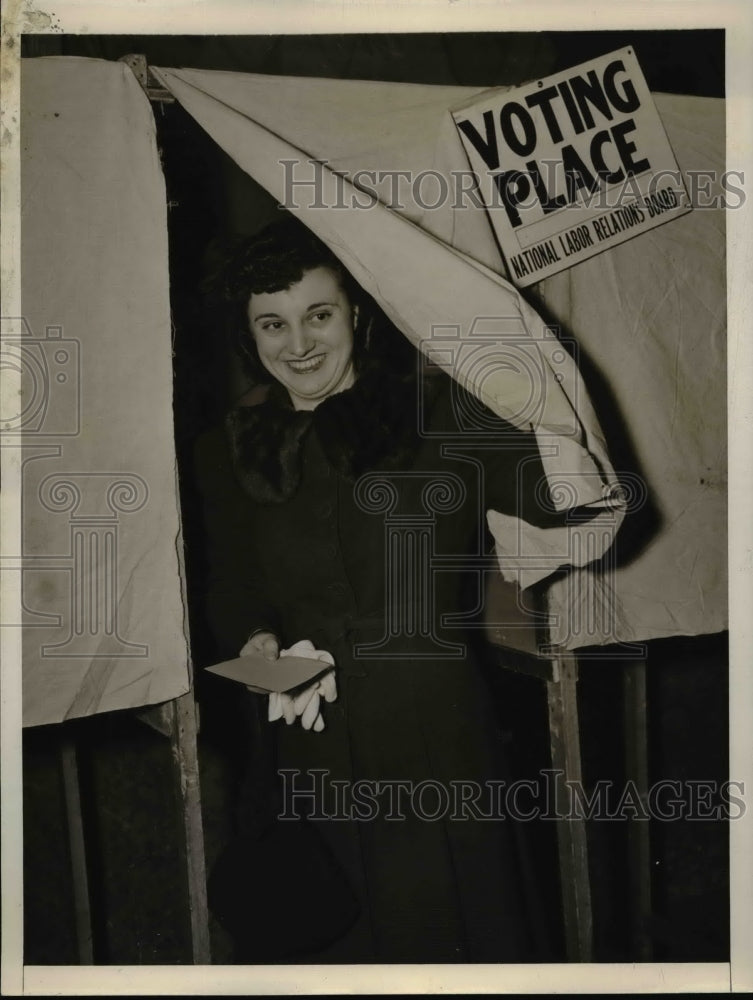 1945 New York Mrs Arthur Barnes casts vote for Telephone strike NYC - Historic Images