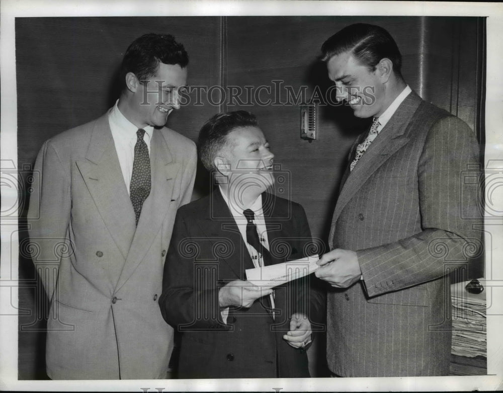 1946 Press Photo New York David Dubinsky gives fundraising check to FDR, Jr. NYC-Historic Images