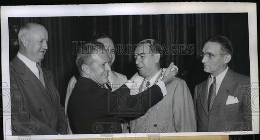 1946 Press Photo New York Ralph Morris of Honolulu places Lei on O'Dwyer NYC-Historic Images