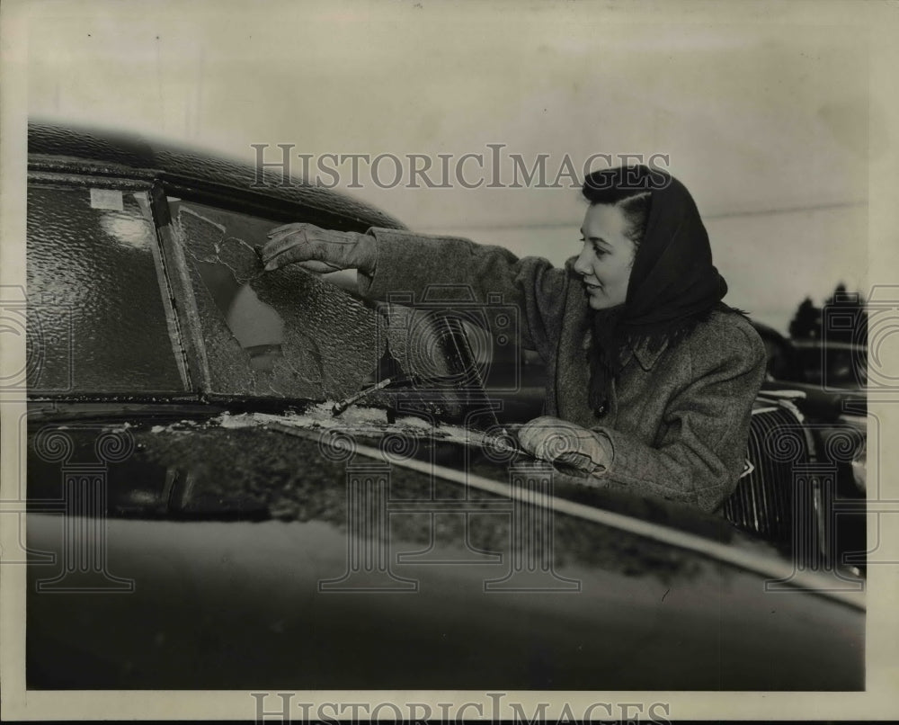 1946 Press Photo New York Margaret Anderson removes frost from windshield NYC-Historic Images