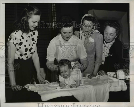 1948 Press Photo New York Baby Sitters watch exam of 7 mo old Ralph Brooks NYC-Historic Images