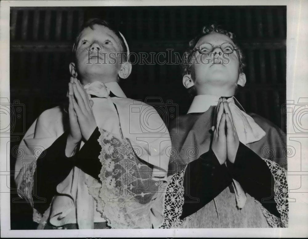 1945 Press Photo New York Donald Mulligan (left), 8, &amp; Daniel Brady, 7, Pray NYC-Historic Images