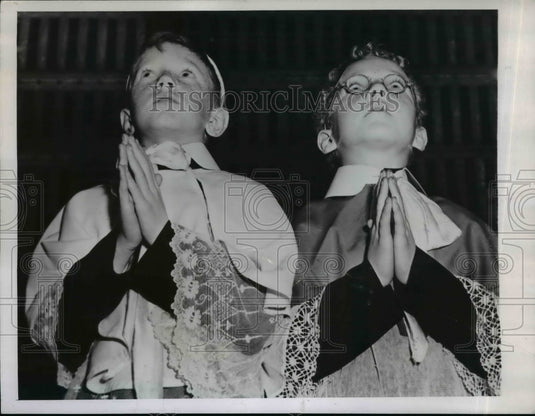 1945 Press Photo New York Donald Mulligan (left), 8, & Daniel Brady, 7, Pray NYC-Historic Images