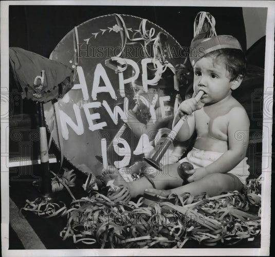 1945 Press Photo New York Joseph Peluso prepares for a noise New Year NYC - Historic Images