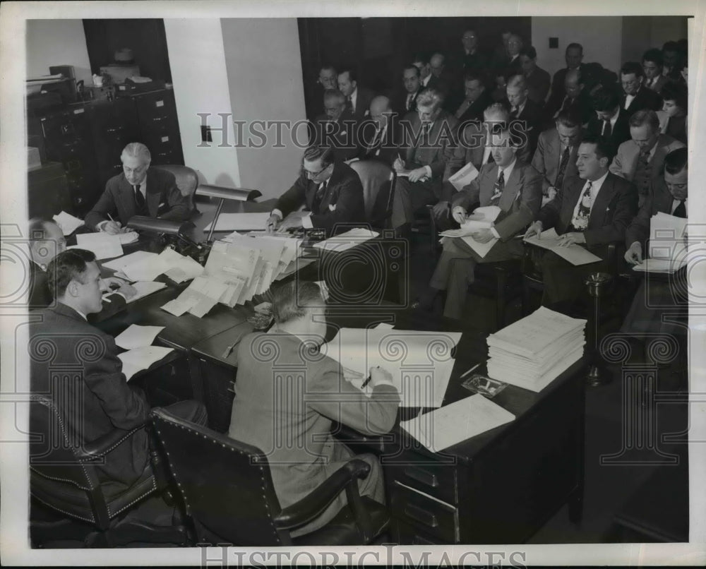 1945 Press Photo New York view at the office of Alien Property Custodian NYC-Historic Images