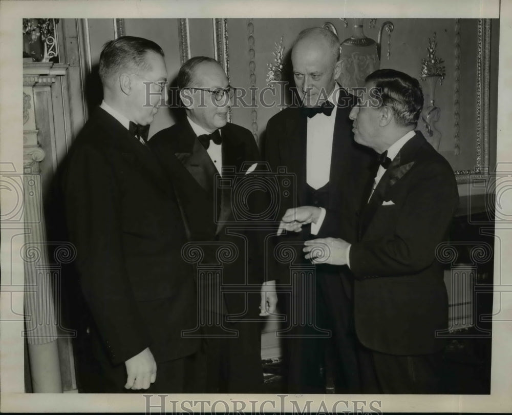 1945 Press Photo New York Winners of Maria Moors Cabot Gold Medals of &#39;45 NYC-Historic Images