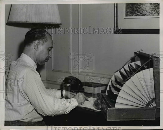 1947 Press Photo New York Mandouh Riaz works on papers in hotel suite NYC-Historic Images