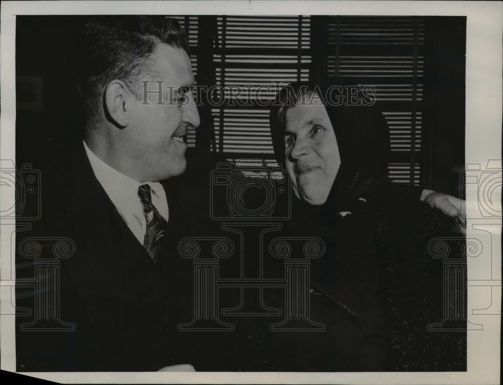 1947 Press Photo New York Maria Papp with son Kalman after separation NYC - Historic Images