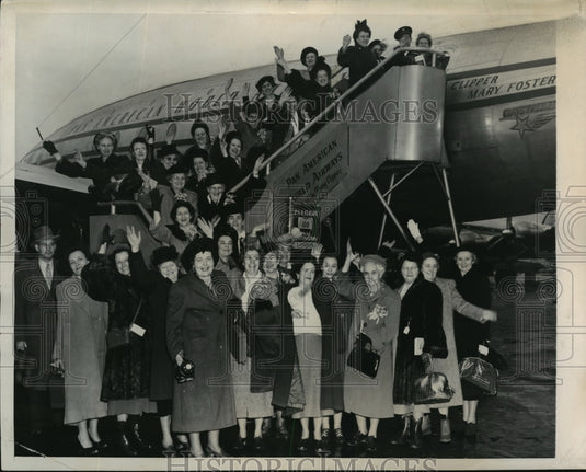 1949 Press Photo New York Midwestern Housewives leave for European Tour NYC - Historic Images