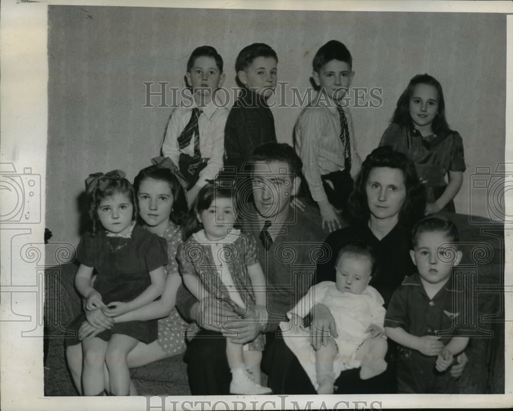 1944 New York Patrick Keenan with wife and 9 children NYC - Historic Images