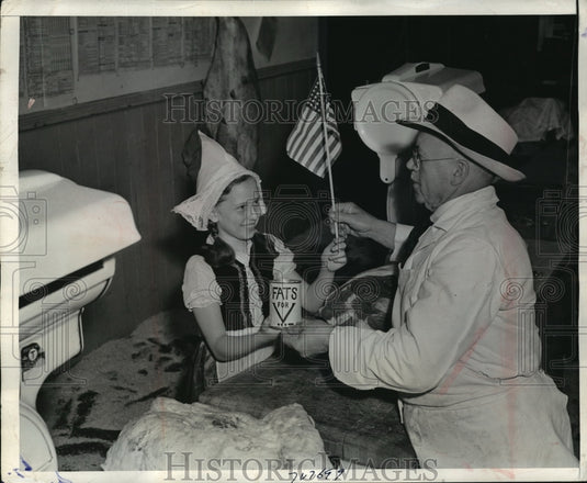 1944 New York Deetje Broekman turns in used fat to Louis Speroni NYC - Historic Images
