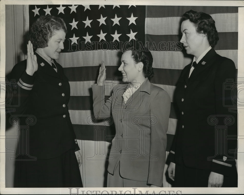 1944 Press Photo New York Mrs. Margaret Laroache sworn into SPARS NYC-Historic Images