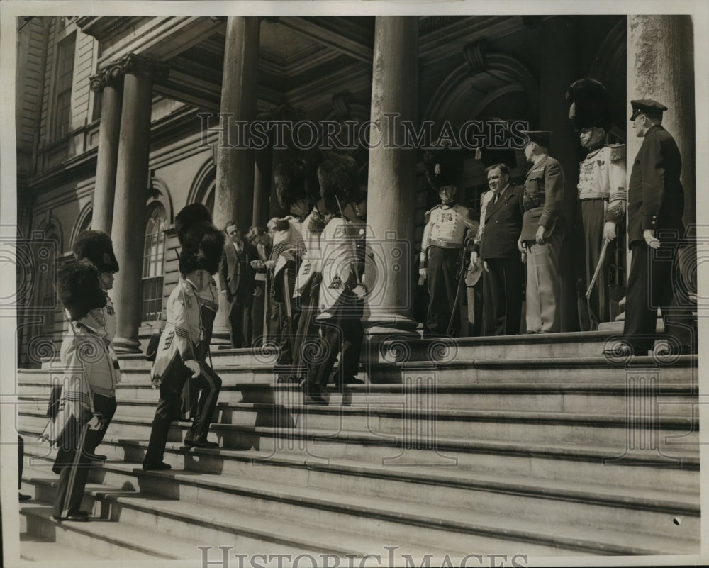 1939 Press Photo New York Mayor LaGuardia greets men at City Hall NYC-Historic Images