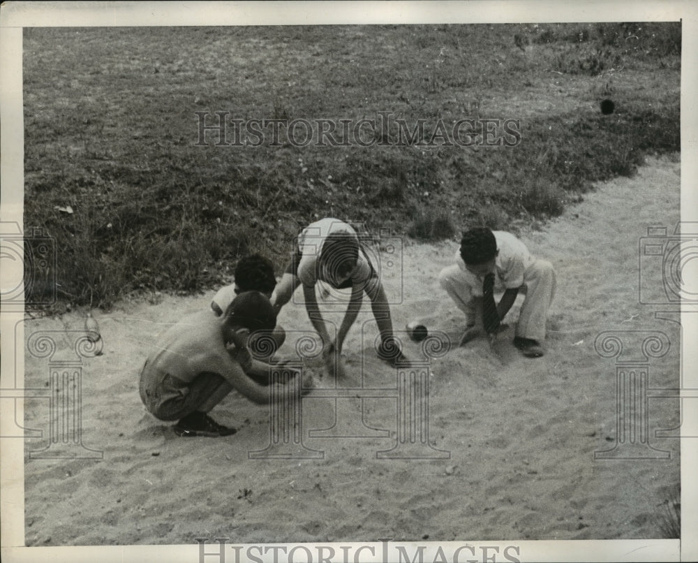 1939 Press Photo Children play in a sand trap - neny05365 - Historic Images