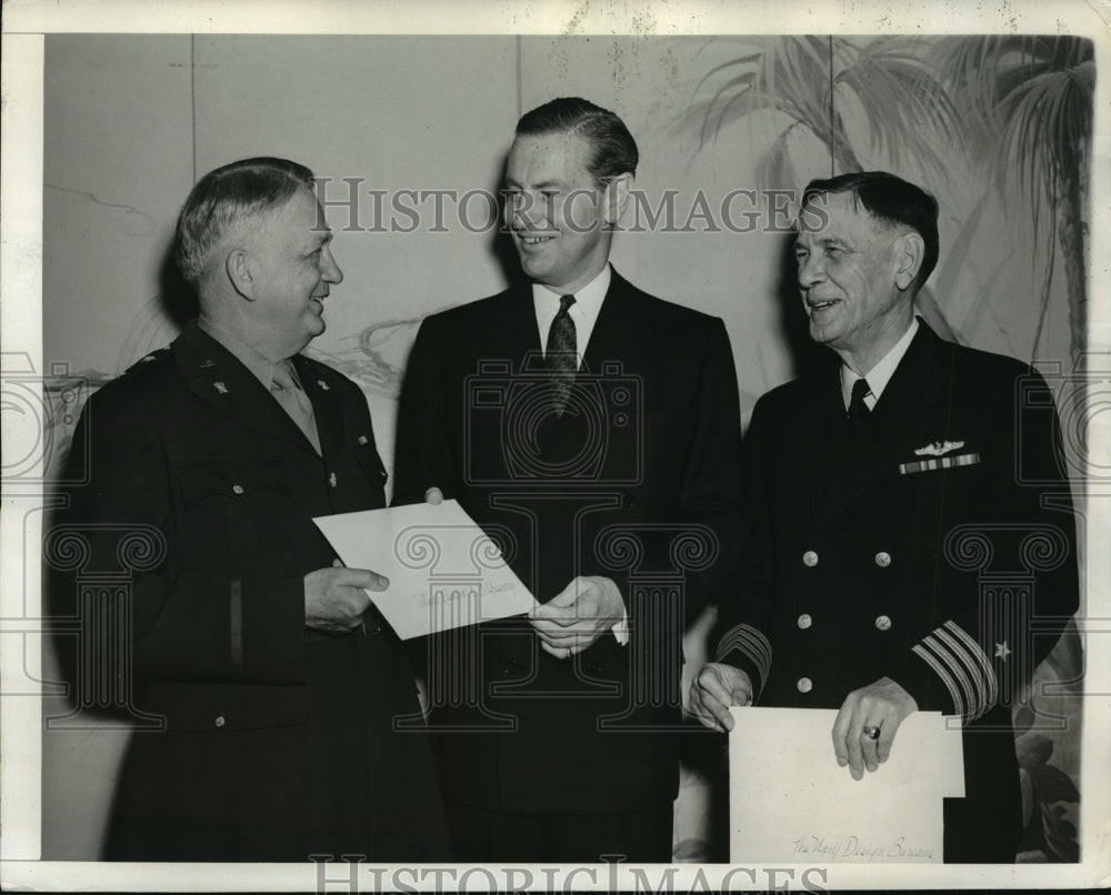 1942 Press Photo New York Maj Gen Edmond Gregory Receives Award NYC - neny05664-Historic Images