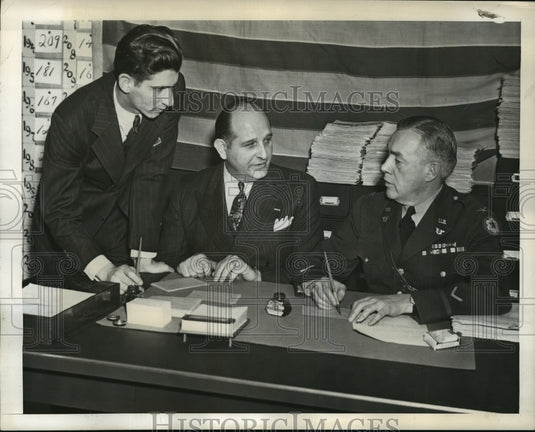 1942 New York Col Arthur McDermott registers father and son NYC - Historic Images