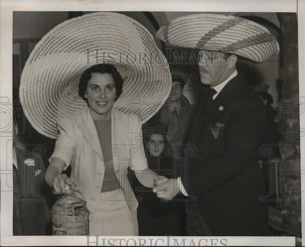 1939 Press Photo New York Josefina Veve &amp; Grover Whalen NYC - neny05753 - Historic Images