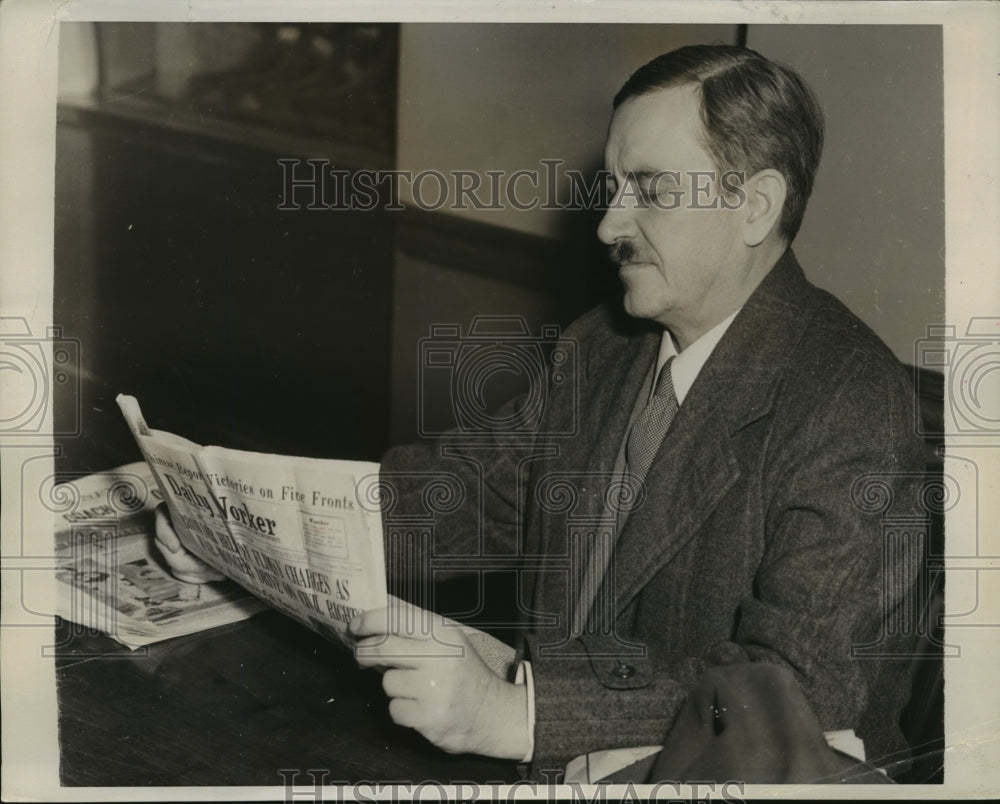 1939 Press Photo New York Earl Browder reads account of his arrest NYC-Historic Images