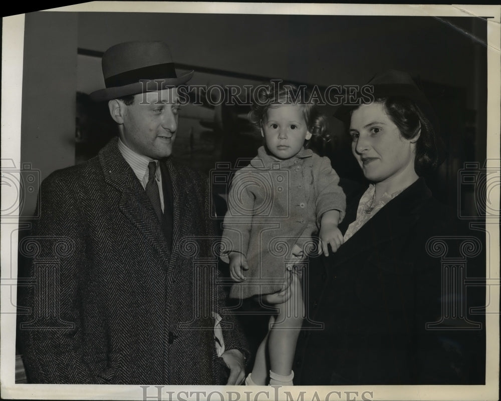 1942 Press Photo New York Mr &amp; Mrs Pierre Louis Pelen &amp; Daughter Elizabeth NYC-Historic Images