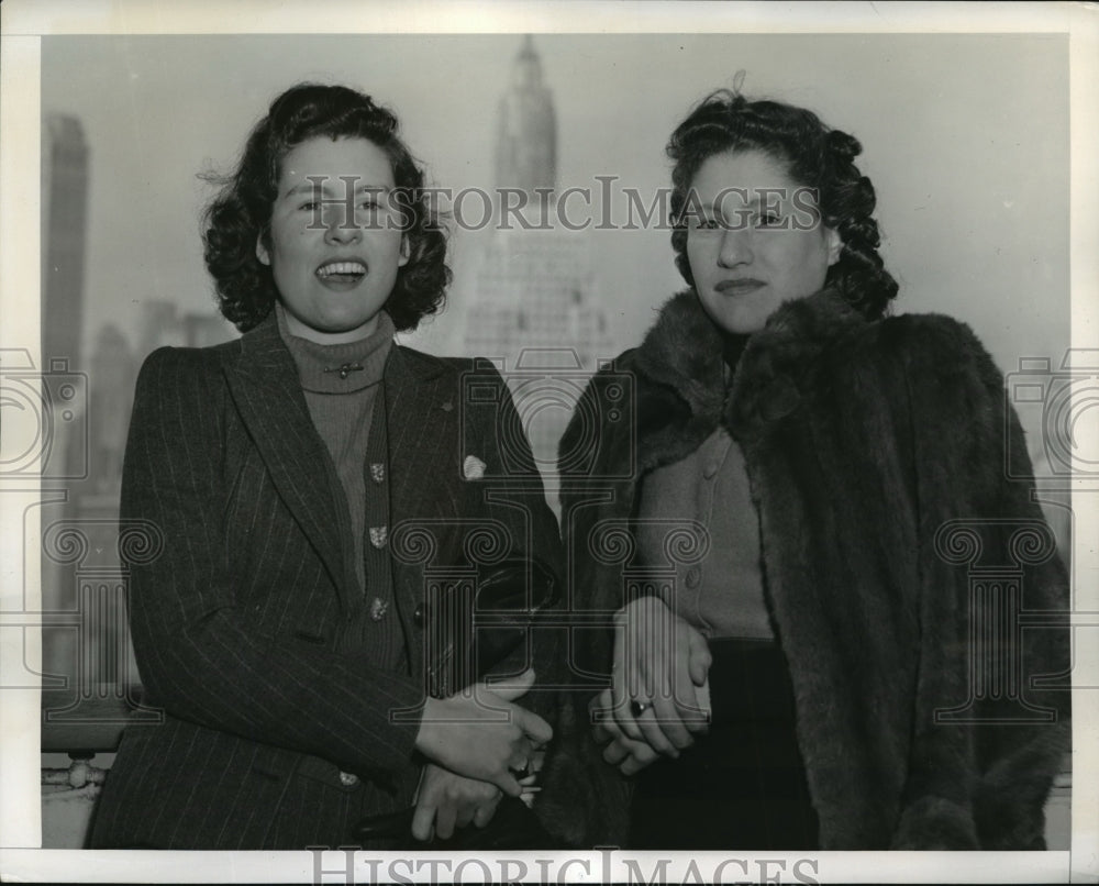 1942 Press Photo New York Sally &amp; Jane Dean arrive in New York NYC - Historic Images