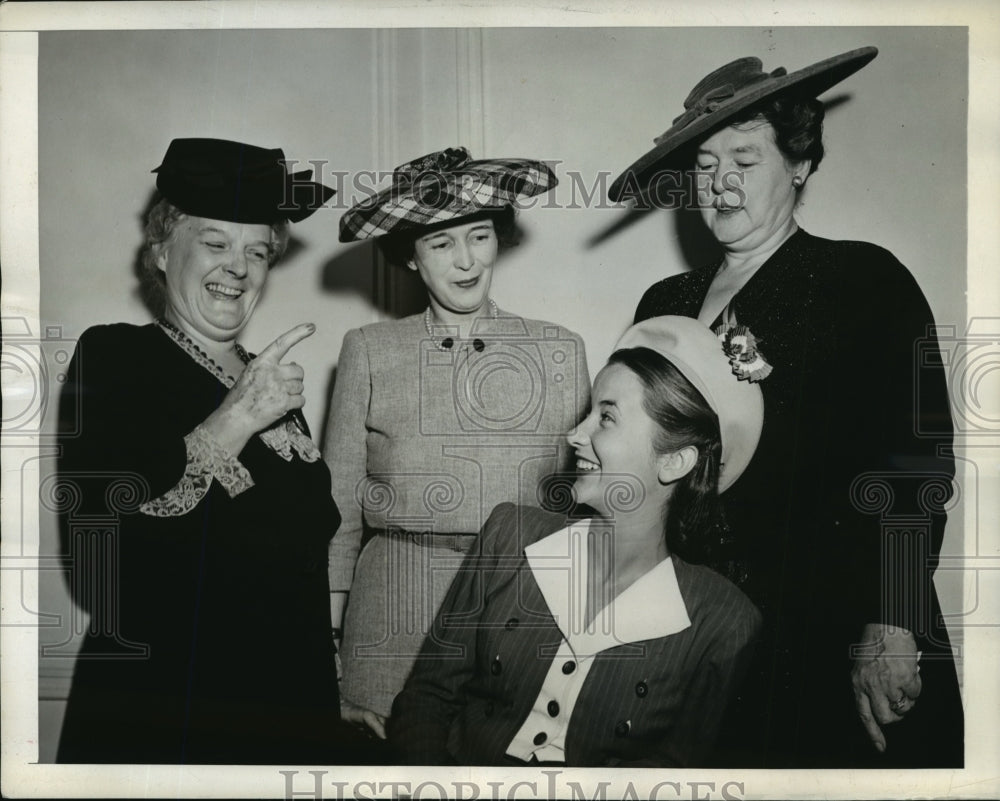 1944 Press Photo New York Lucille Haley models Commander In Chief Beret NYC - Historic Images