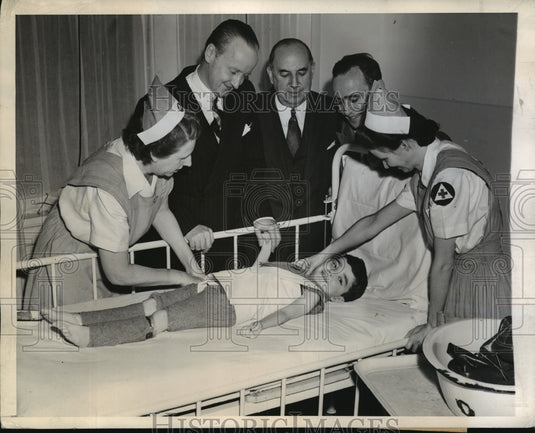1944 Press Photo Mrs Frank Padgett demonstrates polio care NYC - neny05970-Historic Images