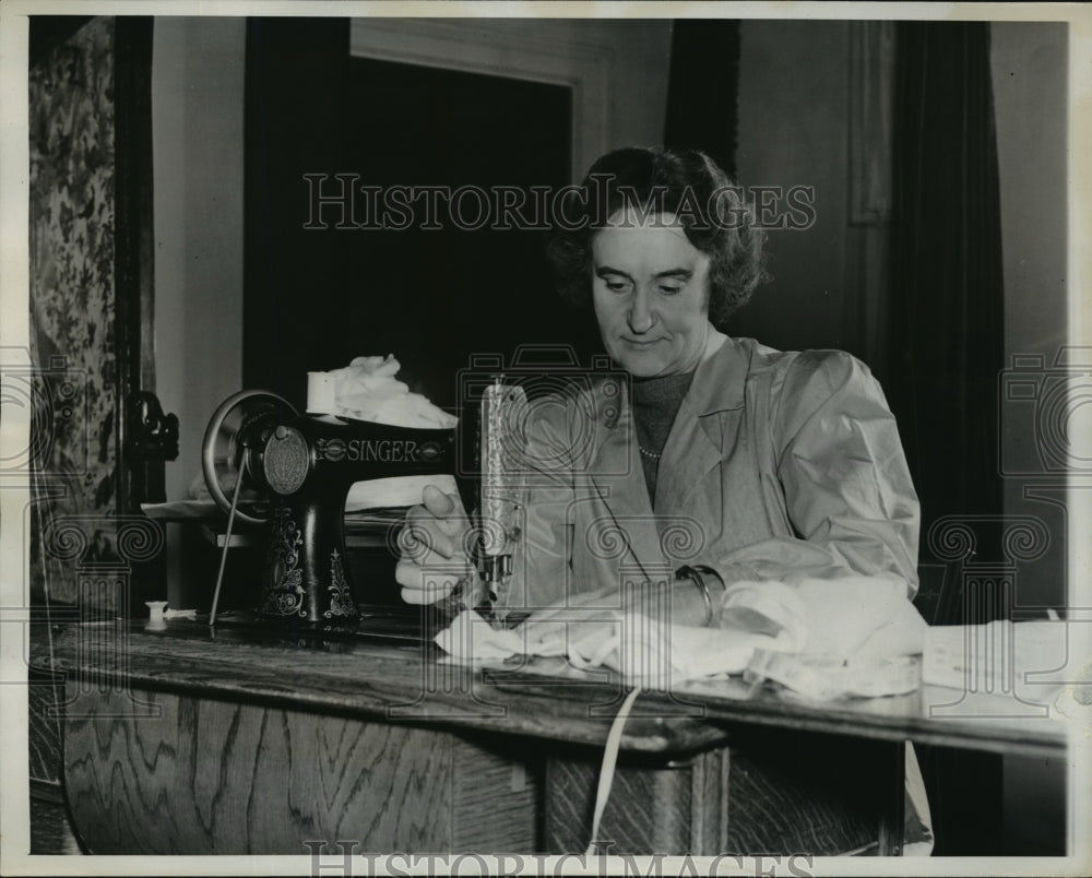 1939 Press Photo New York Georgina Taylor sews layettes NYC - neny06009 - Historic Images