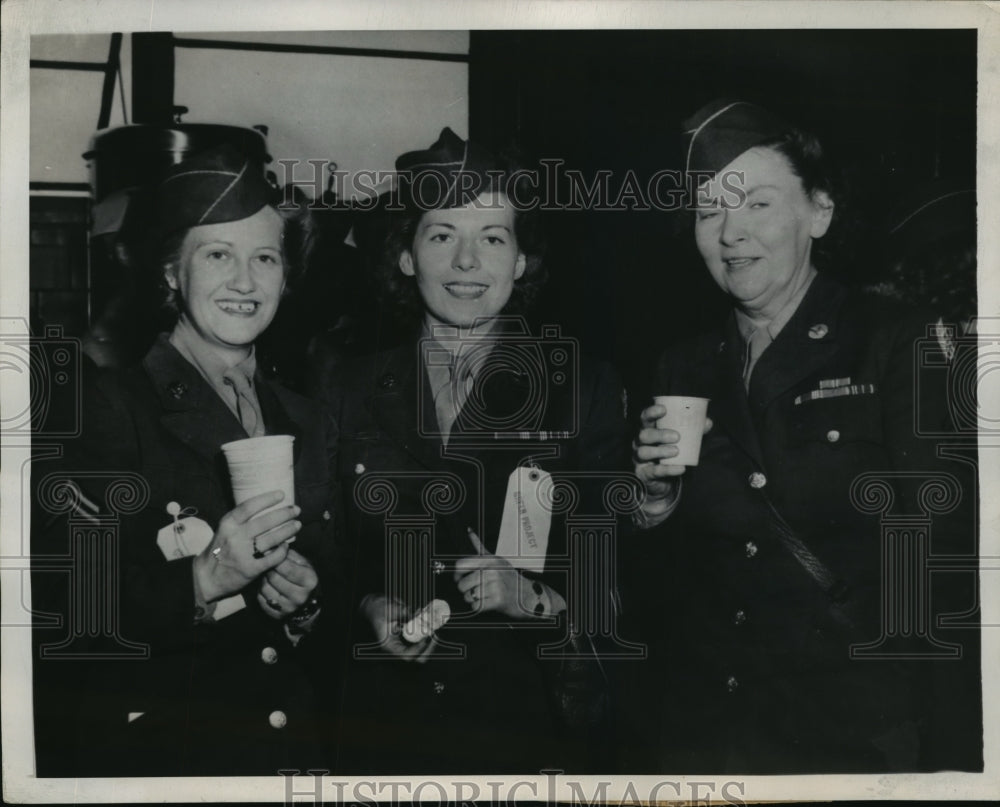 1945 Press Photo New York WAC members arrive at LaGuardia Airport NYC-Historic Images