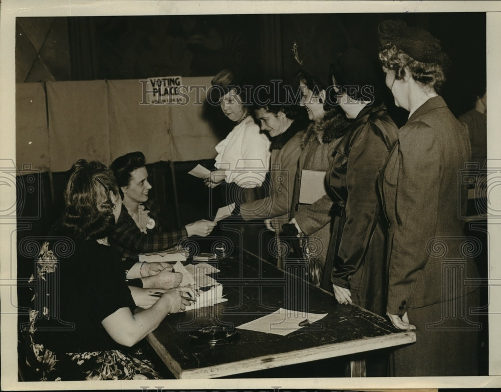 1945 New York Mrs James Jaffe hands out ballots NYC  - Historic Images