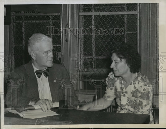 1945 New York Louise Monje cries during questioning NYC  - Historic Images