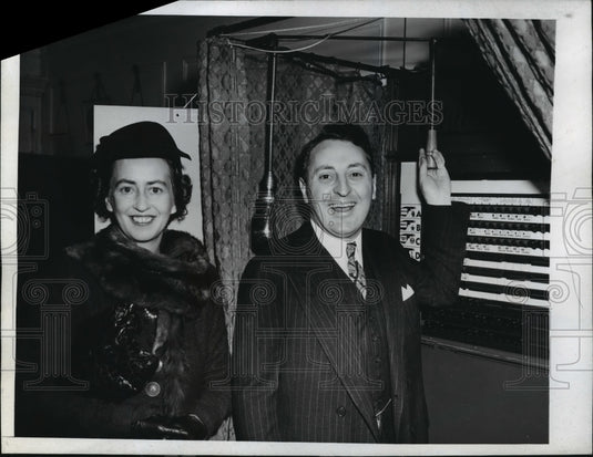 1942 Press Photo New York Lt Gov & Mrs Charles Poletti cast their votes NYC-Historic Images