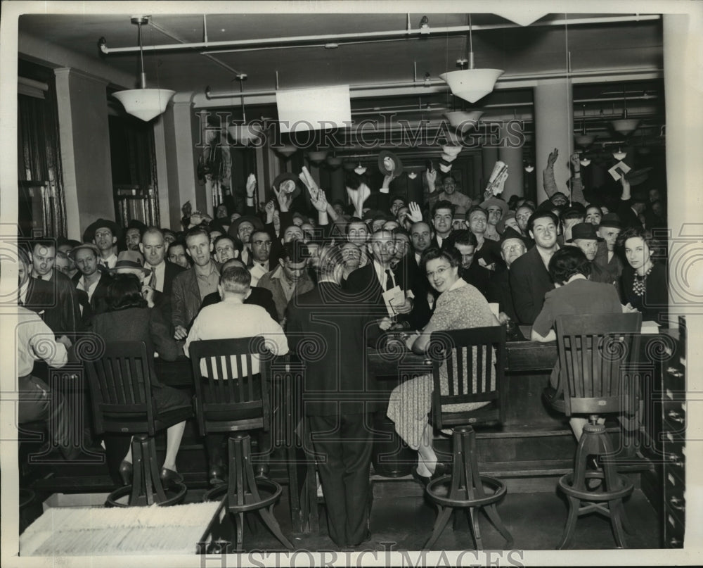 1942 Press Photo New York Men interviewed for jobs at Employment Office NYC - Historic Images