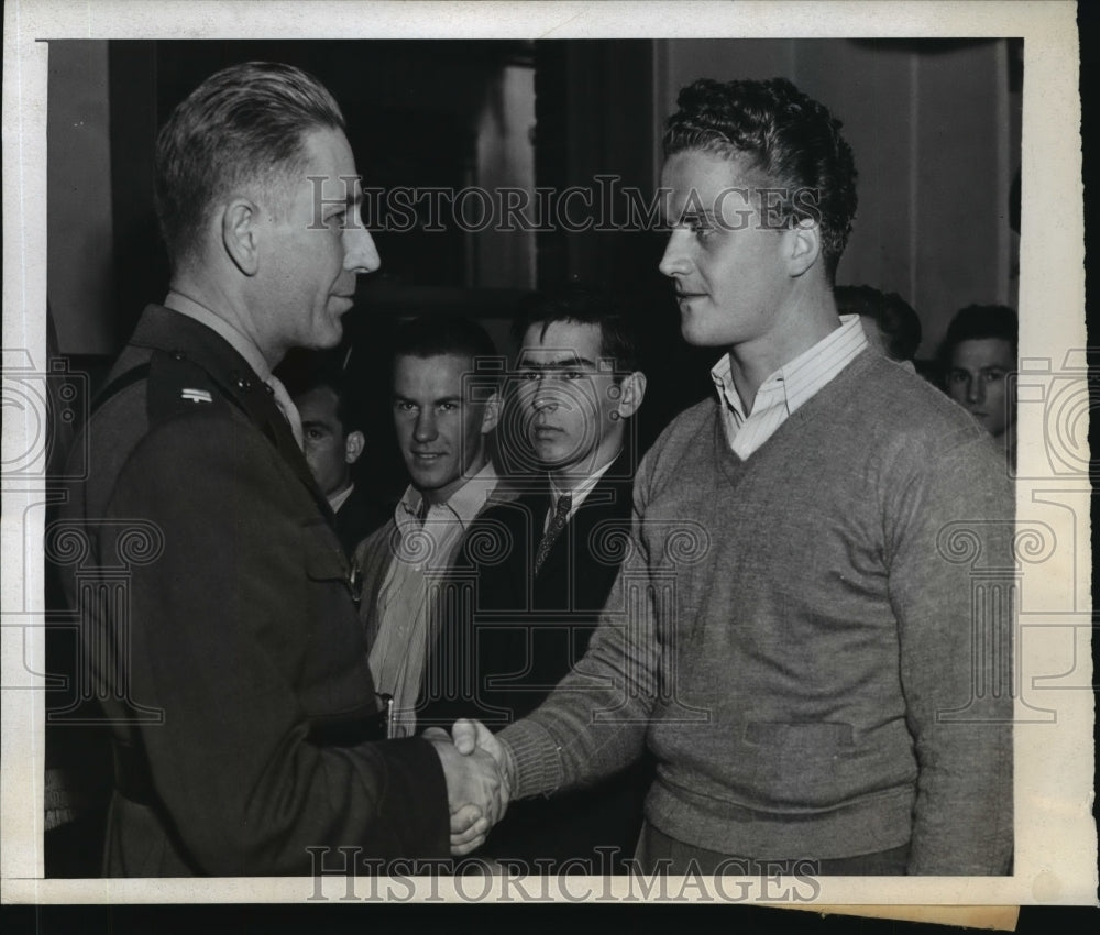 1942 Press Photo New York Capt CG Kirkland swears in Willard Marshall NYC - Historic Images