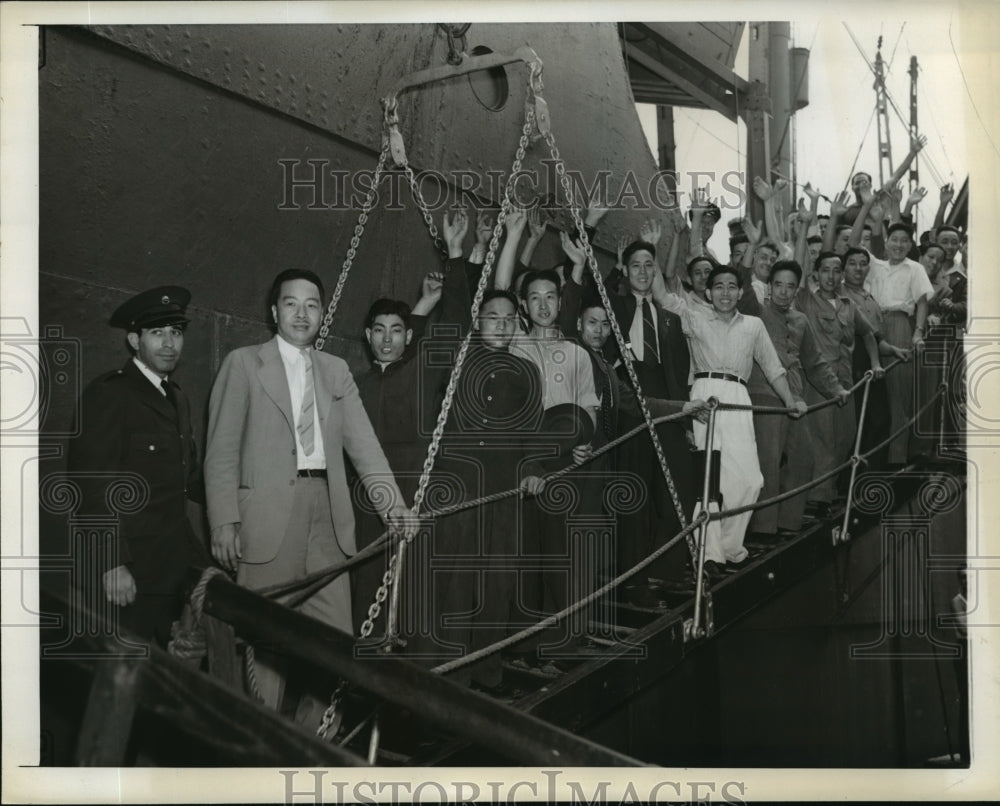 1942 Press Photo New York Tsune Chi-Yu comes ashore with sailors NYC - Historic Images