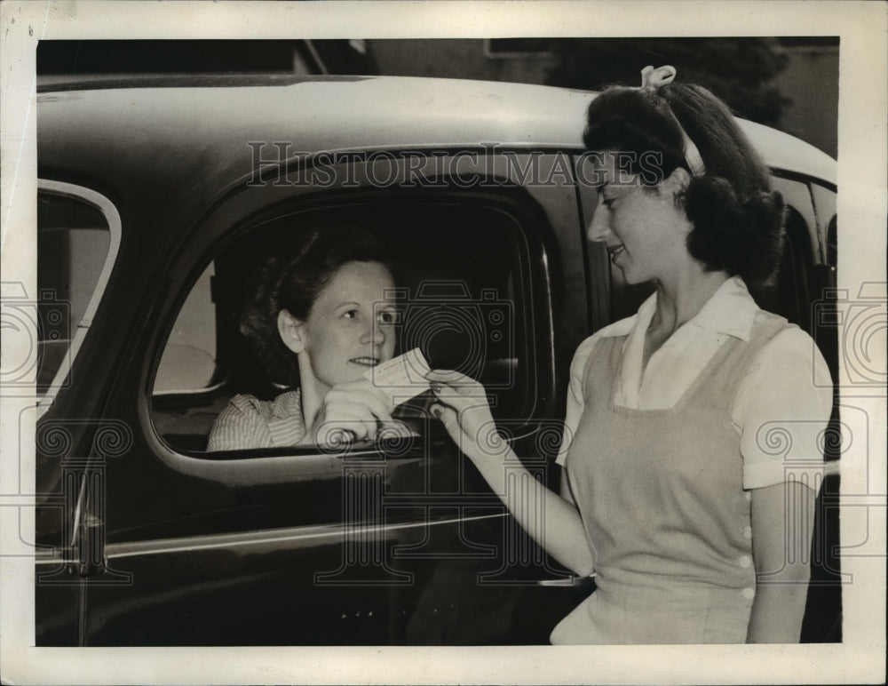 1942 Press Photo White Plains NY Mary Bolling hands out parking check WPNY - Historic Images