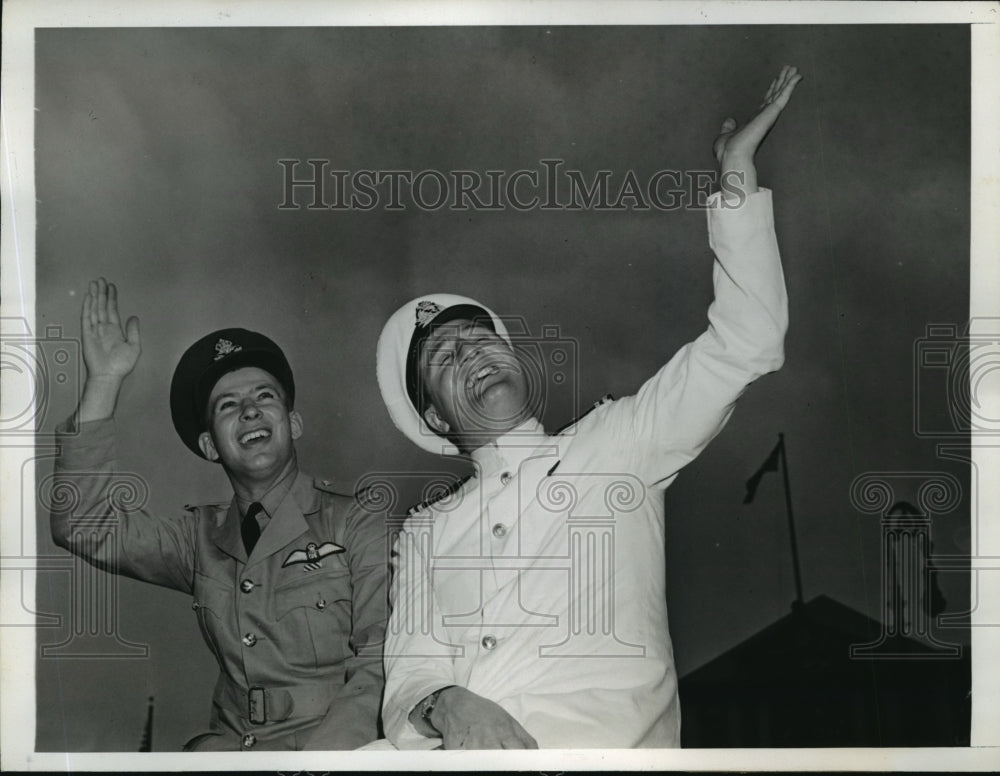 1942 Press Photo New York Pilot Officer AF Taylor and Lt Thomas Wilson Boyd NYC - Historic Images