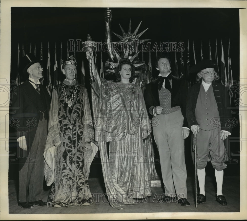 1943 Press Photo New York Cast members of Libertys Torch NYC - Historic Images