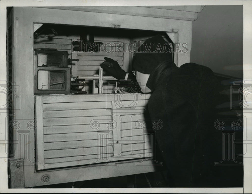 1945 Press Photo New York Abraham Zeucher checks weather readings NYC - Historic Images