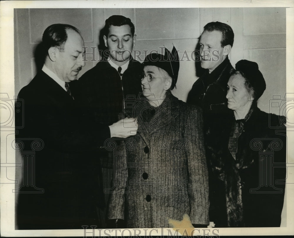 1942 Press Photo New York Dr Arthur Levine pins emblem on Ida Klang NYC - Historic Images