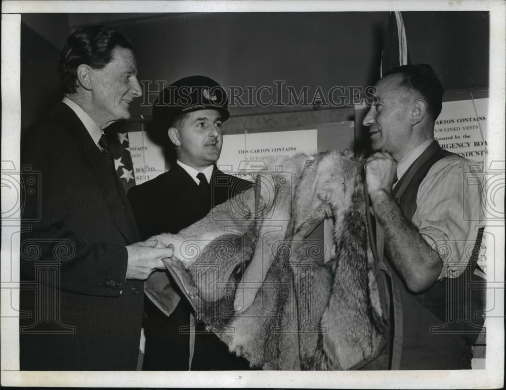 1942 Press Photo New York British Seamens Welfare Board receives coats NYC - Historic Images