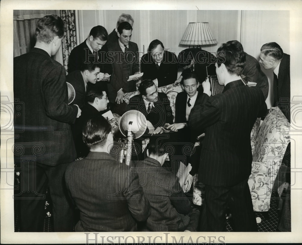 1942 Press Photo New York 30 year old Pretender gives press interview NYC - Historic Images