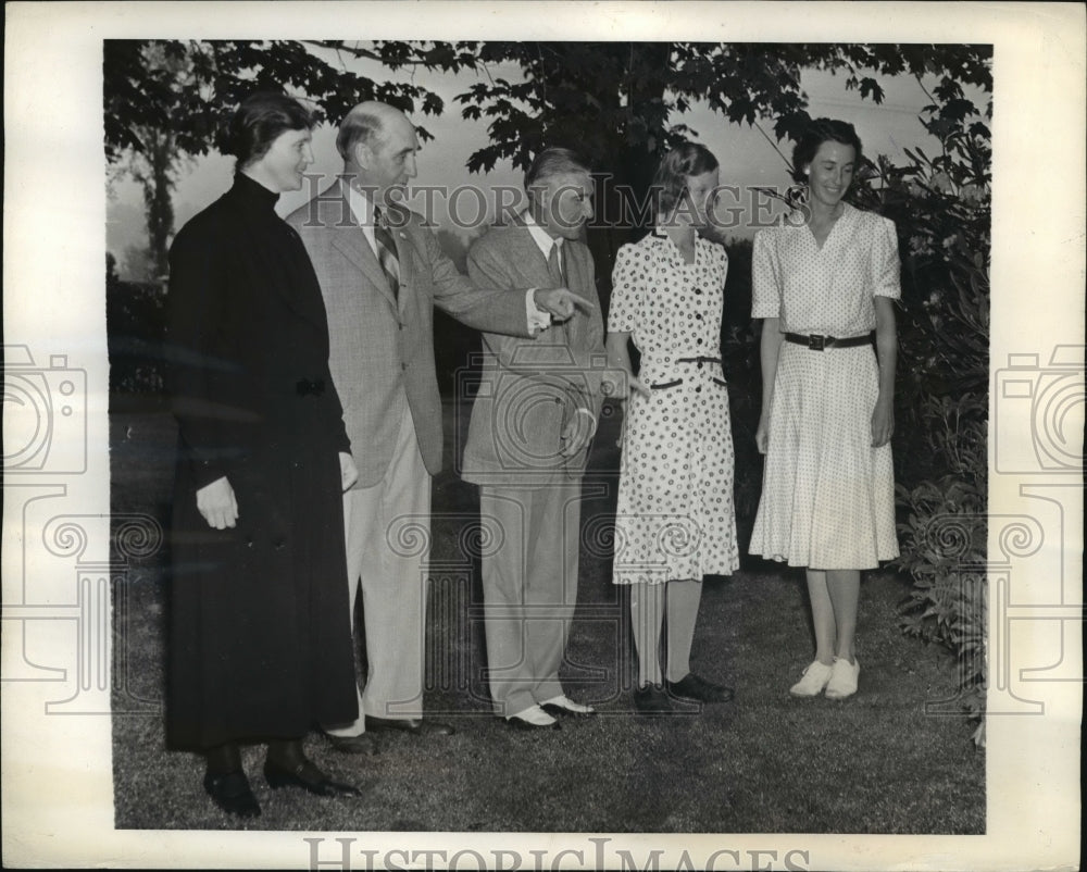 1942 Press Photo Empress Zita greeted by Calvin Bullock - Historic Images