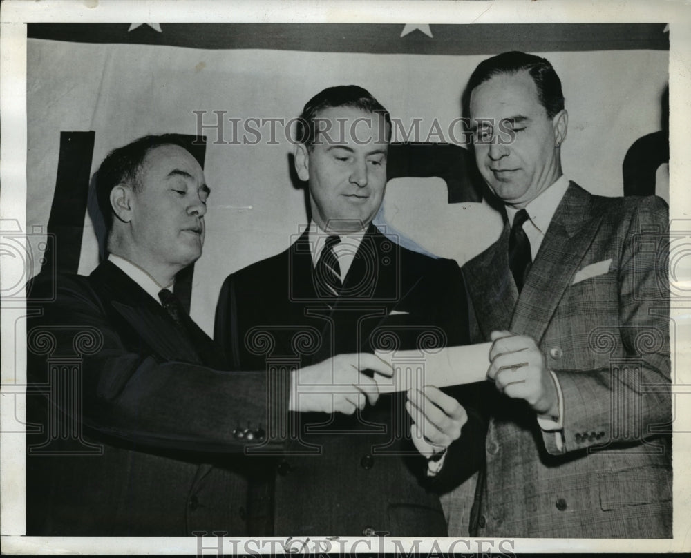 1942 Press Photo New York Walter Hoving accepts donation NYC - Historic Images