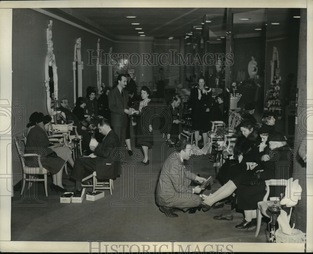 1943 Press Photo New York Early Morning Shoe Shoppers at AS Beck NYC - Historic Images